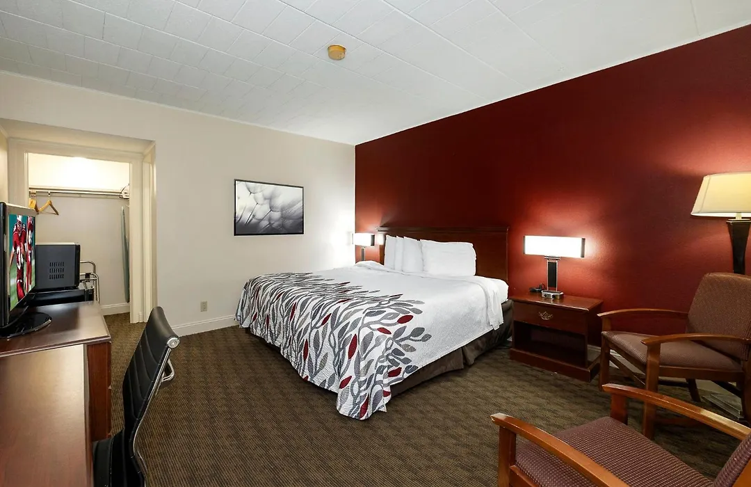 Red Roof Inn & Suites Hazleton-1
