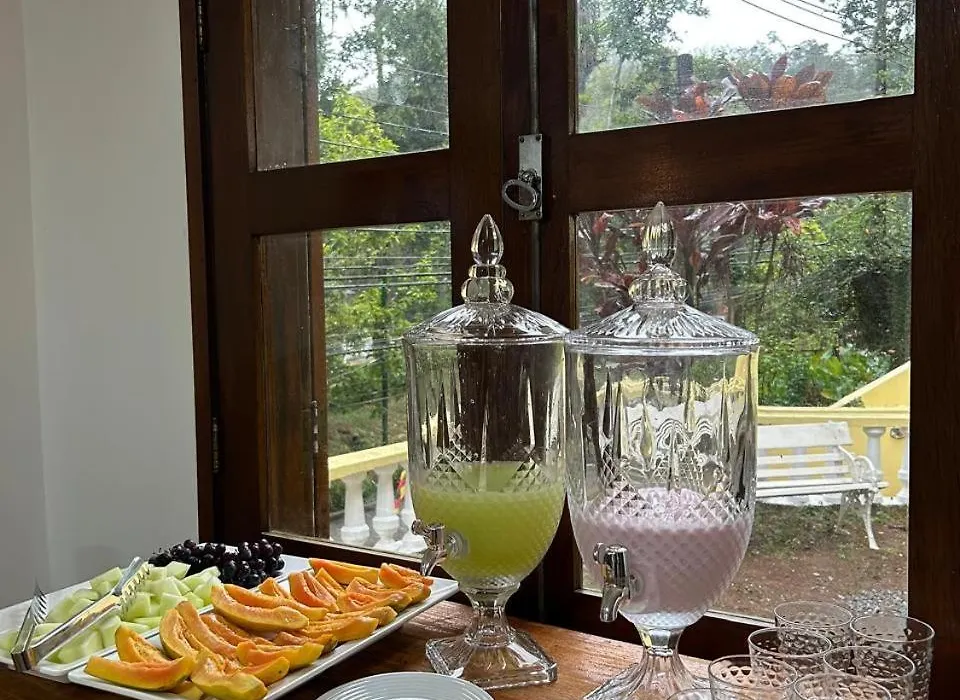 Suíte Romântica premiada com linda vista de varanda em Petrópolis!-1