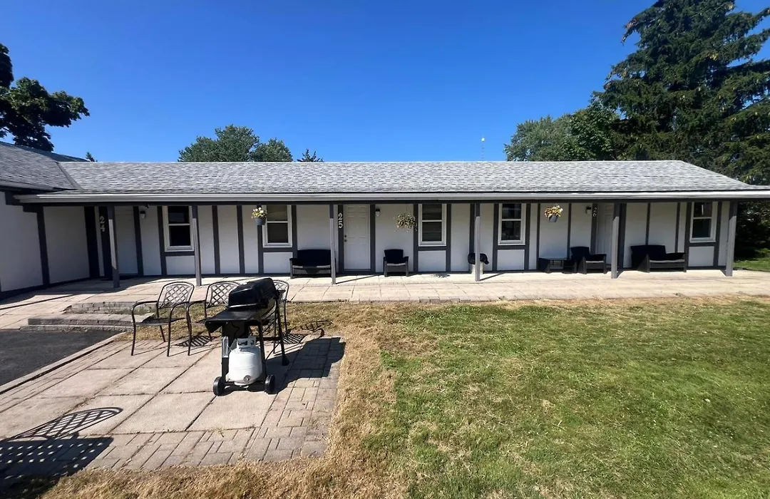 Niagara Parkway Riverview Inn-1