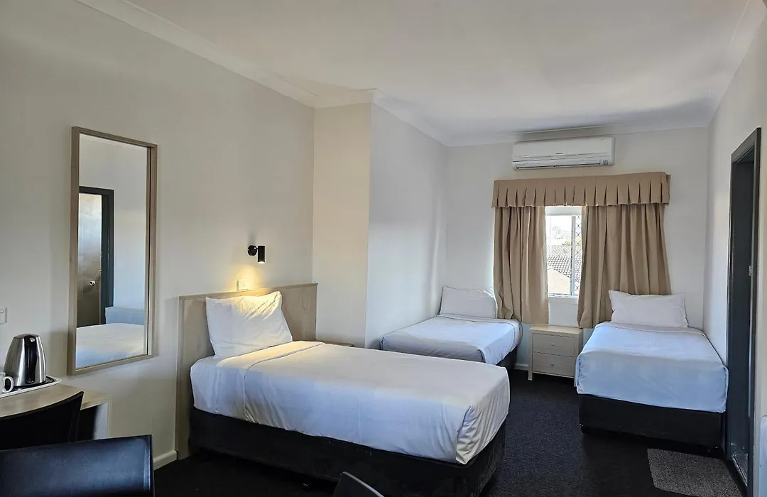 Country Lodge Motor Inn-1