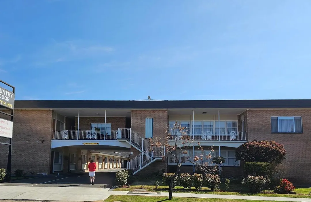 Country Lodge Motor Inn-1