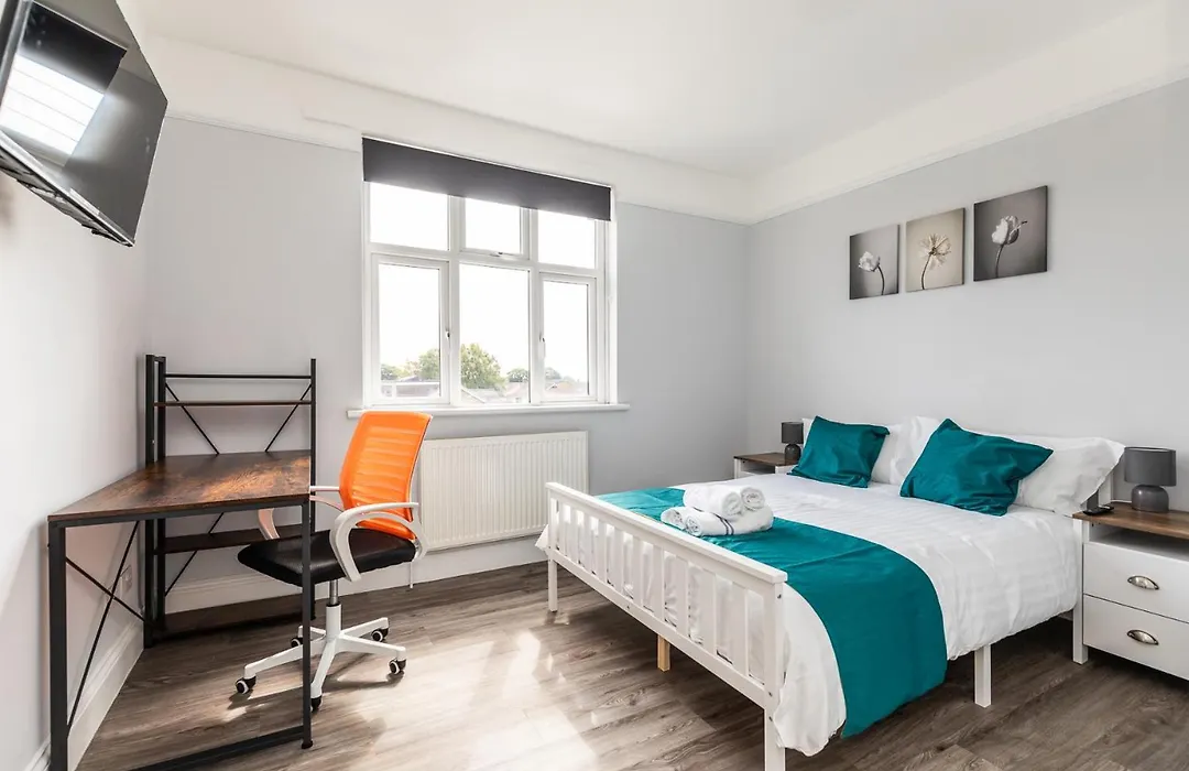 Dove Court Travel Lodge 4 - First Floor Ensuite-1