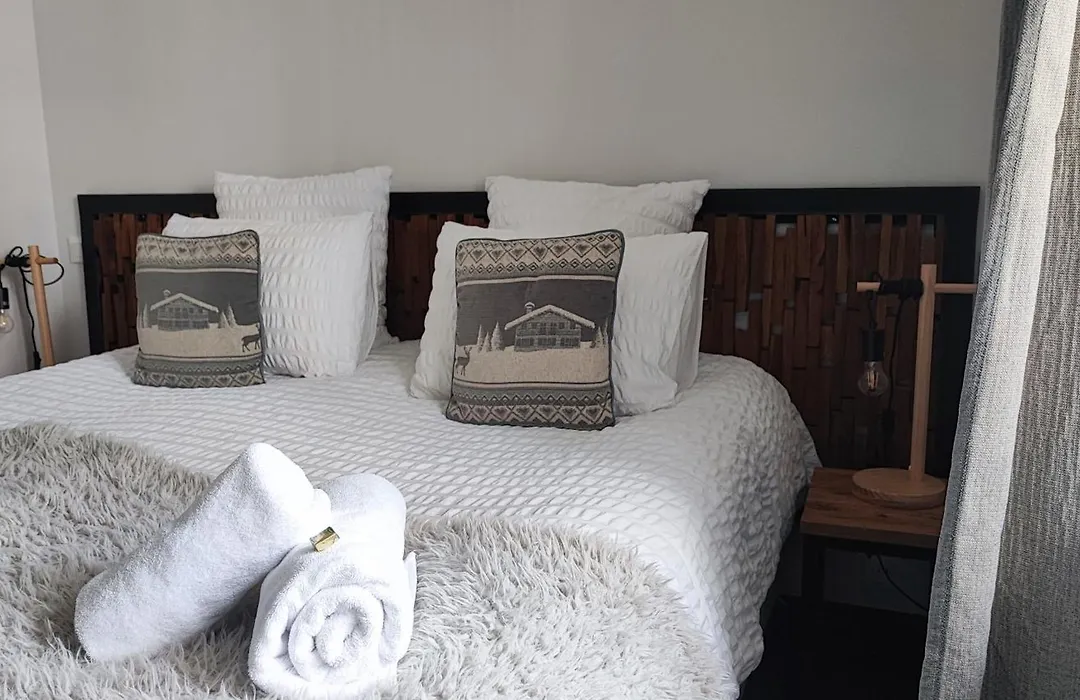 Géraniums Et Neige Fraîche, maison comtoise avec suites appartements de prestige, chambre tout confort, certaines avec spa et sauna privatifs au cœur du Jura à Métabief dans le Haut-Doubs-1