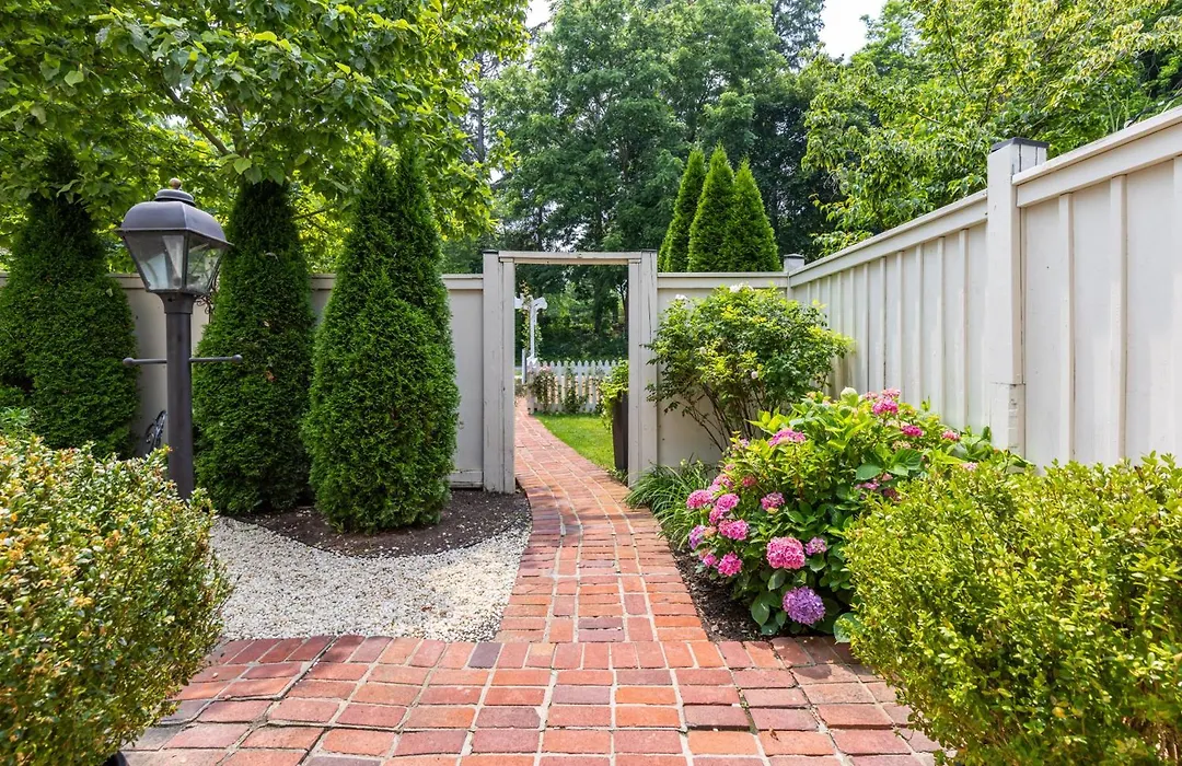 Hummingbird Haven Bed & Breakfast Luxury Suite With Terrace & Seasonal Lake Views Located In Historic Old Town Niagara-On-The-Lake-1
