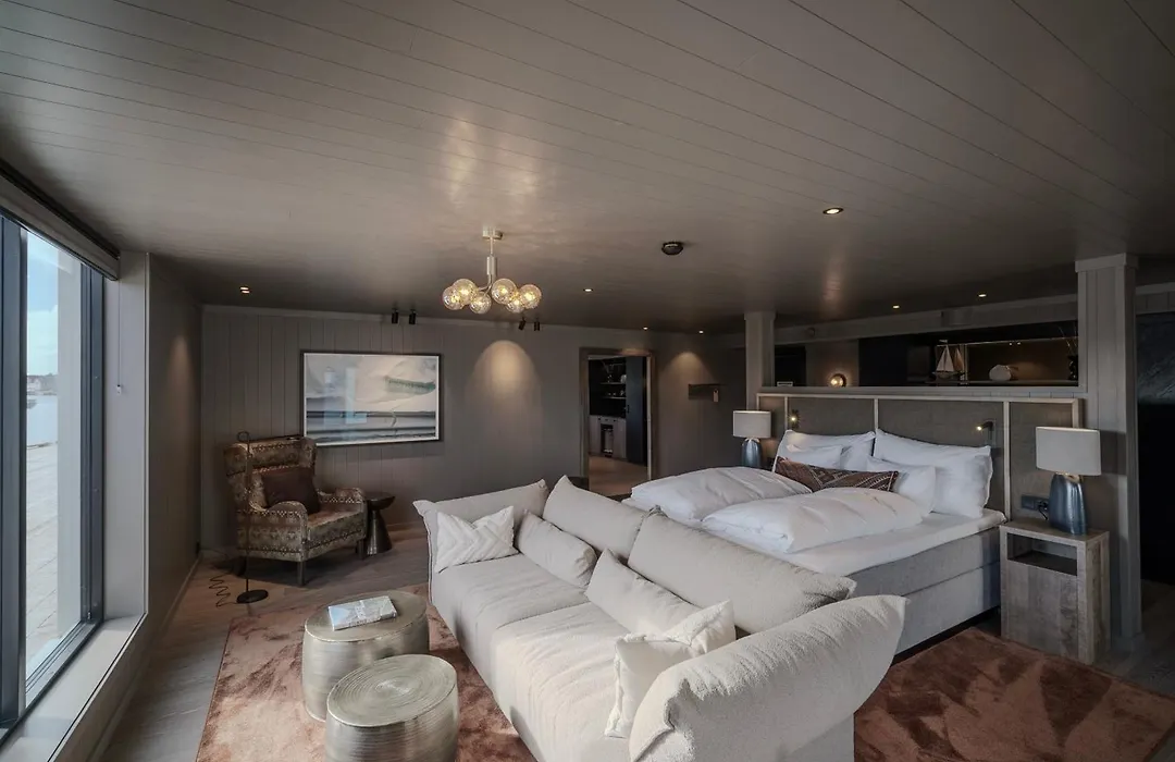 Henningsvaer Bryggehotell - By Classic Norway Hotels-1