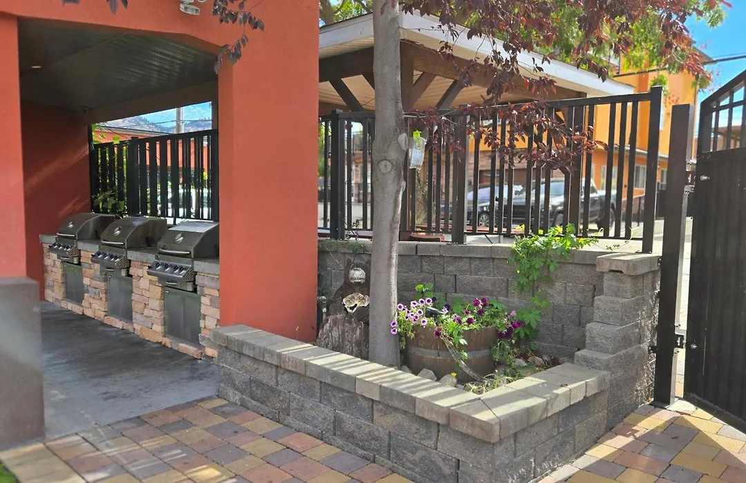 Sahara Courtyard Inn & Suites Osoyoos-1