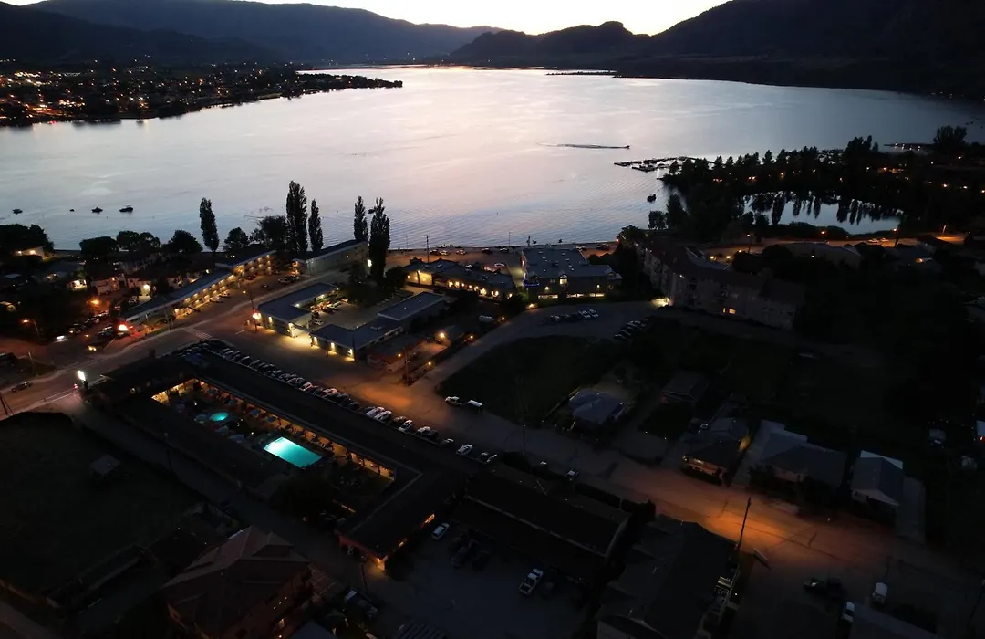Sahara Courtyard Inn & Suites Osoyoos-1