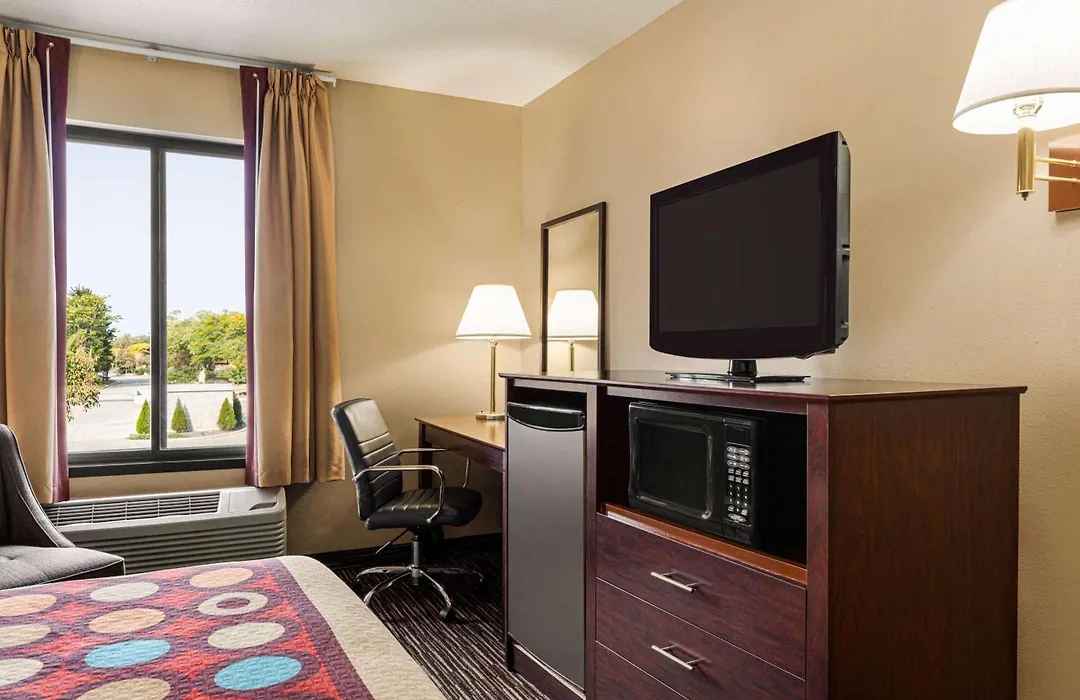 Super 8 By Wyndham Germantown/Milwaukee-1