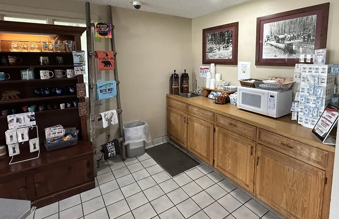 Super 8 By Wyndham West Branch-1