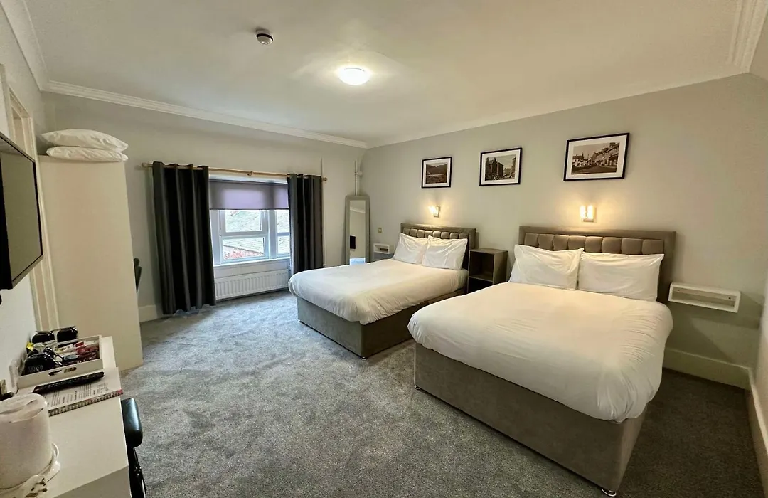 Airlie Arms Hotel-1