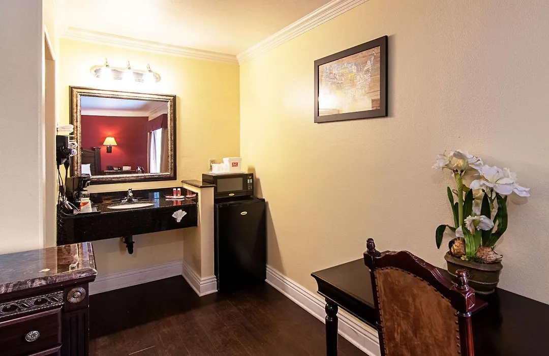 Econo Lodge Long Beach I-405-1