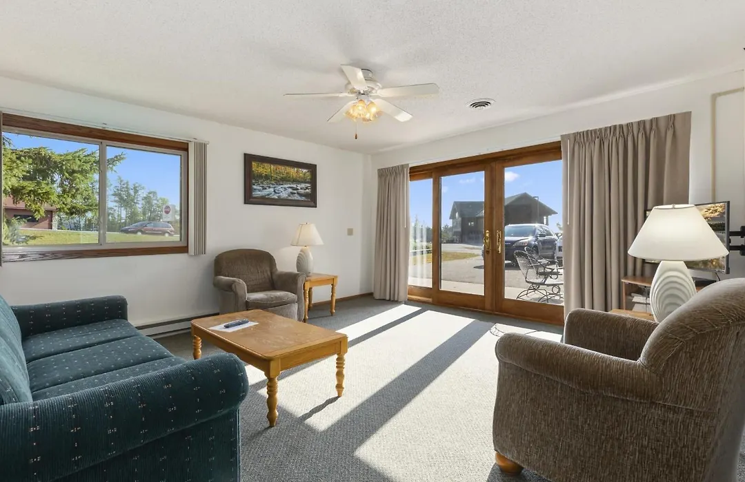 Pelican Lakes Motel-1