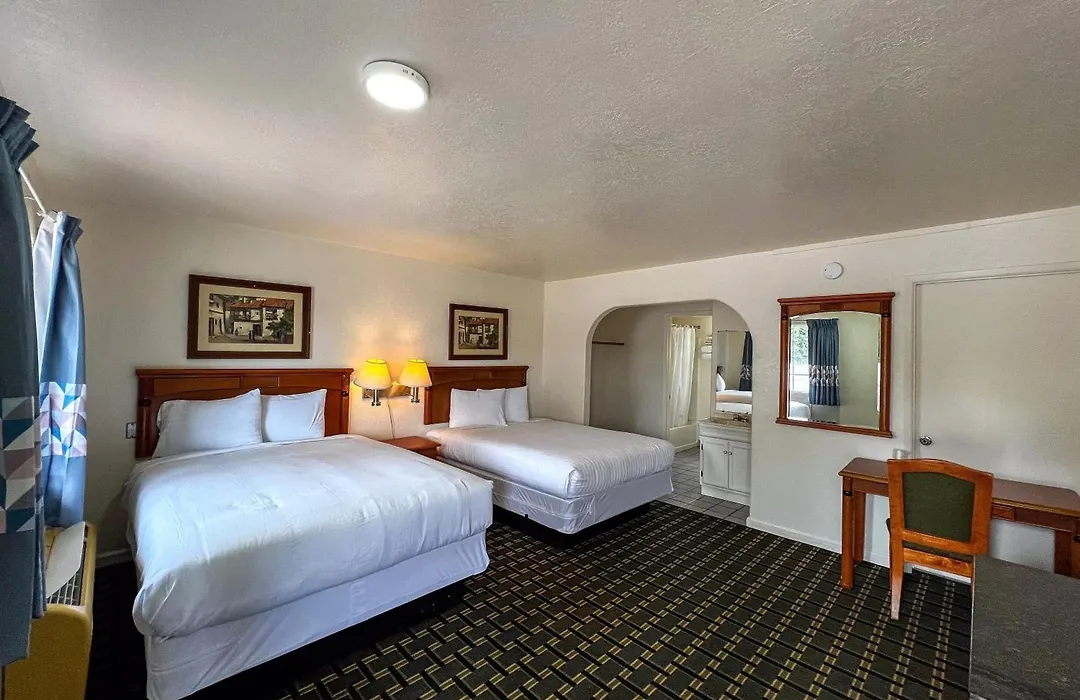 Deluxe Inn-1