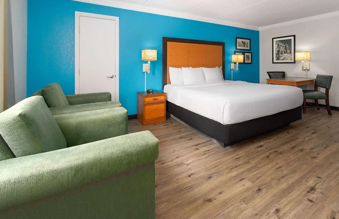La Quinta Inn By Wyndham Pittsburgh Airport-1