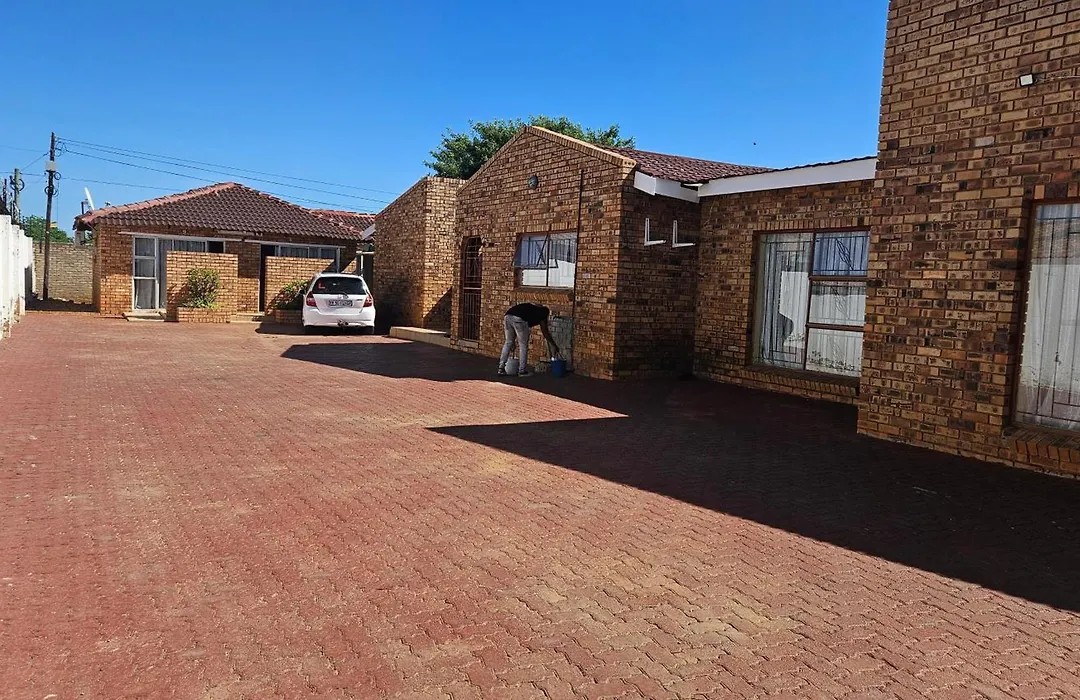Goodlife Guest House In Mafikeng-1