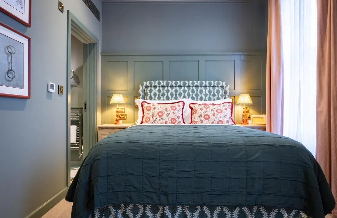 The Coat And Bear - A Heartwood Inn-1