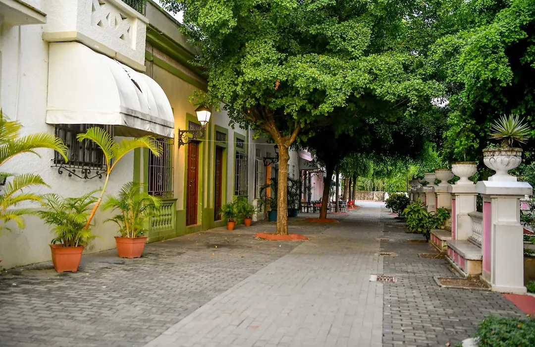 Honky Tonk Colonial-1