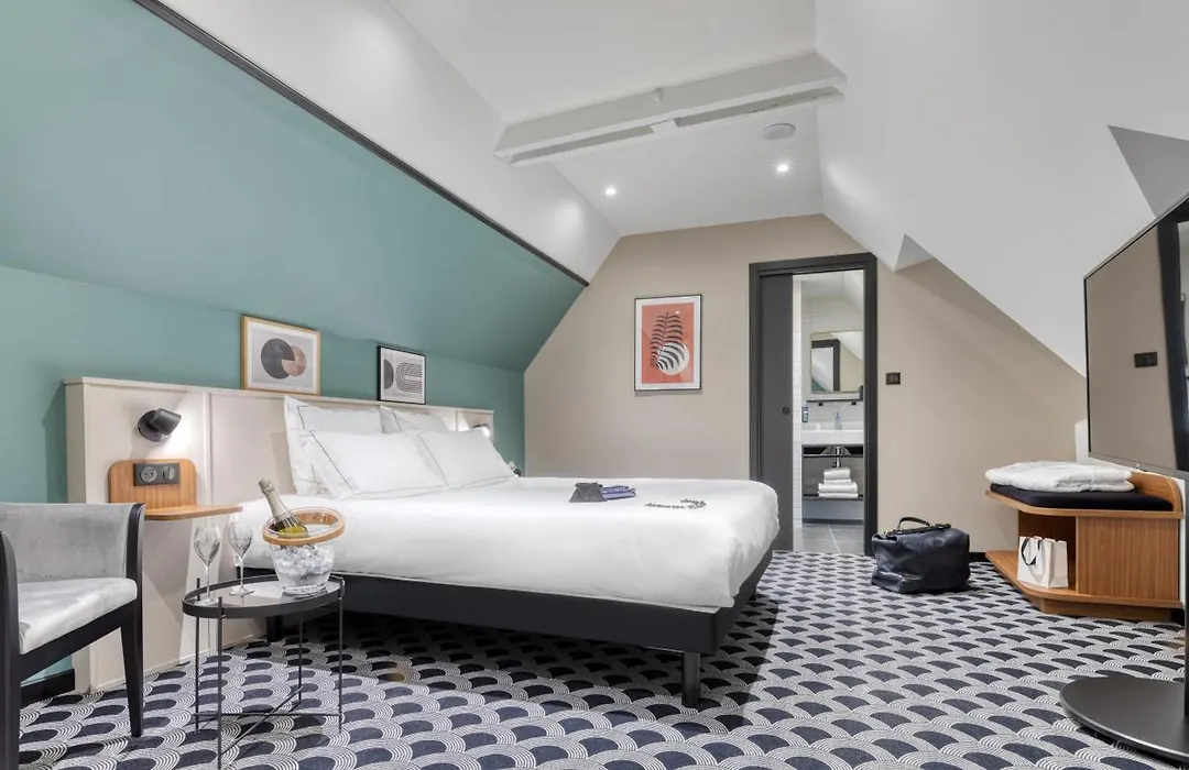 Brit Hotel Les Voyageurs-1