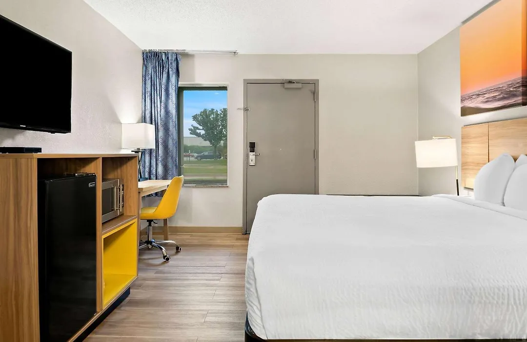 Days Inn & Suites By Wyndham Warren-1