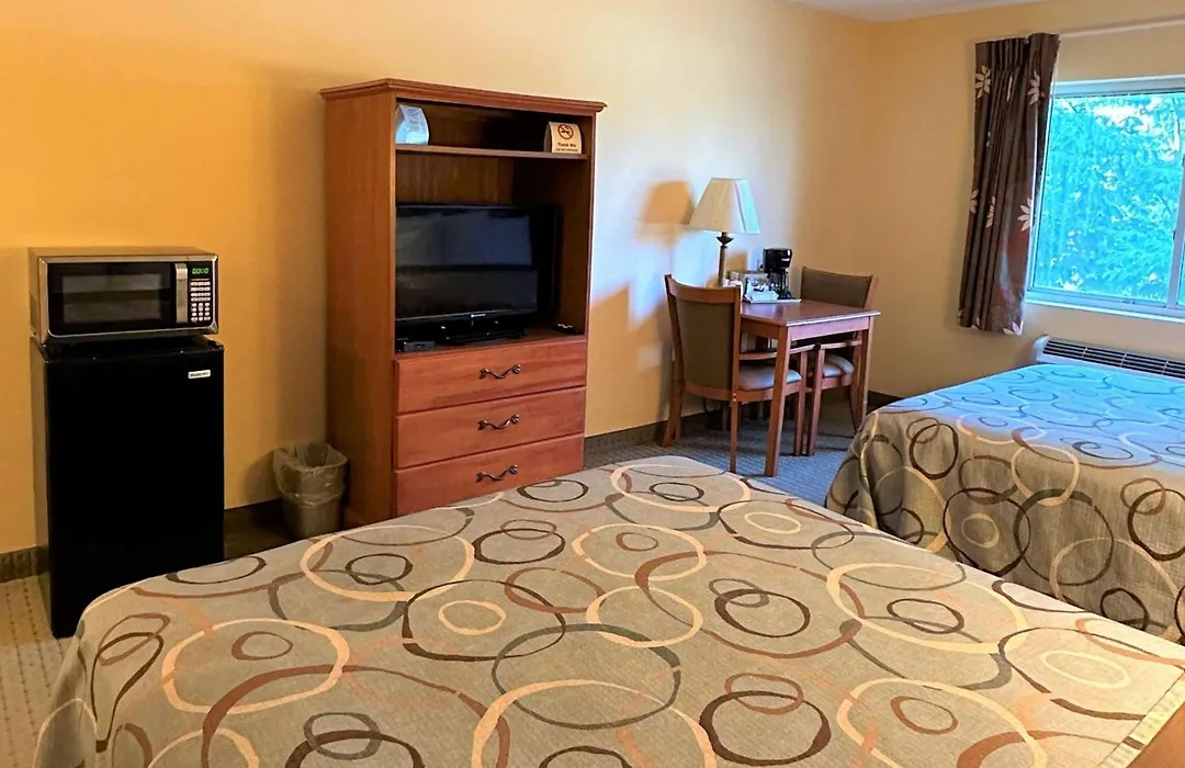 Super 8 By Wyndham Topeka At Forbes Landing-1