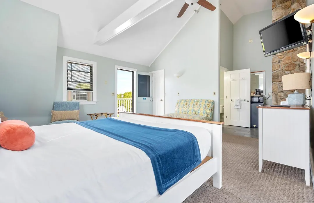 The Lighthouse Inn & Suites-1