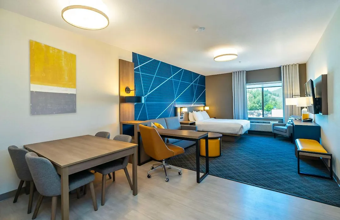 Comfort Suites Kelowna-1
