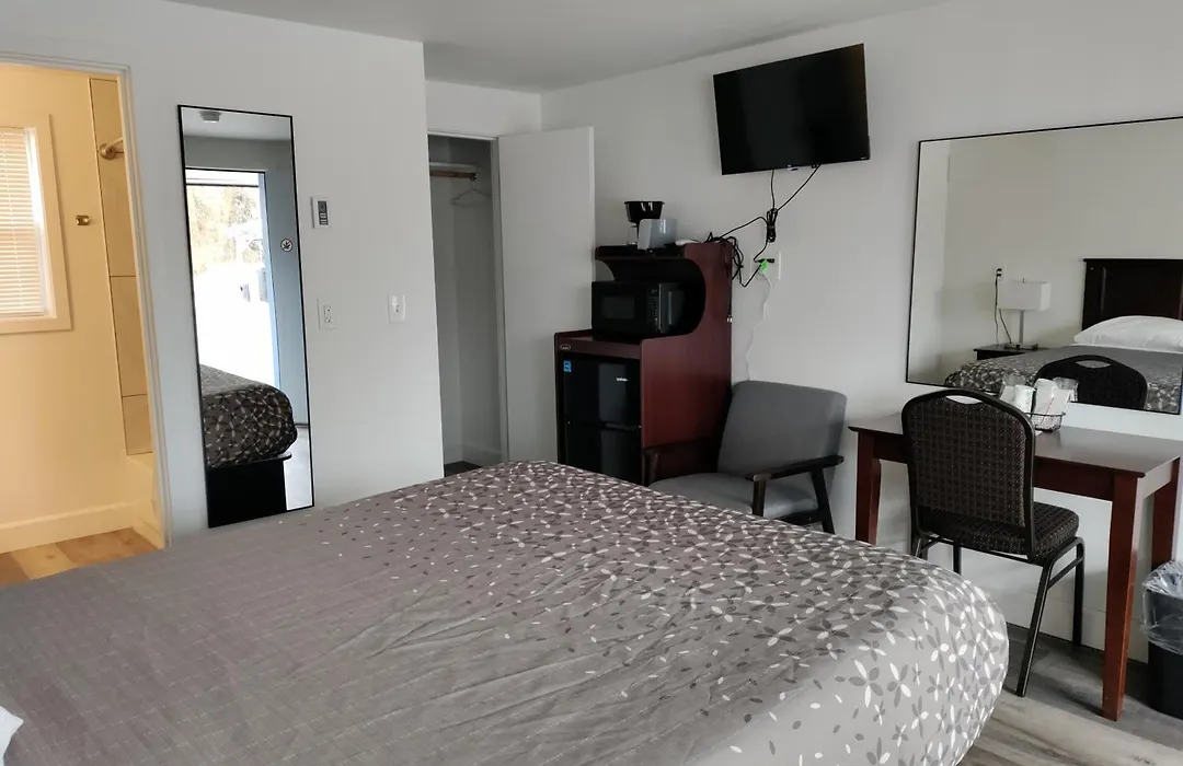Eight Bar B Motel-1