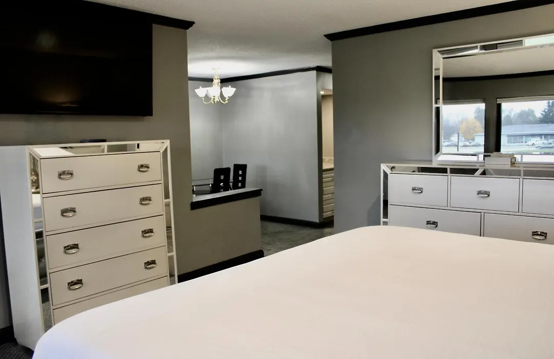 Carlton Lodge Hotel And Suites-1