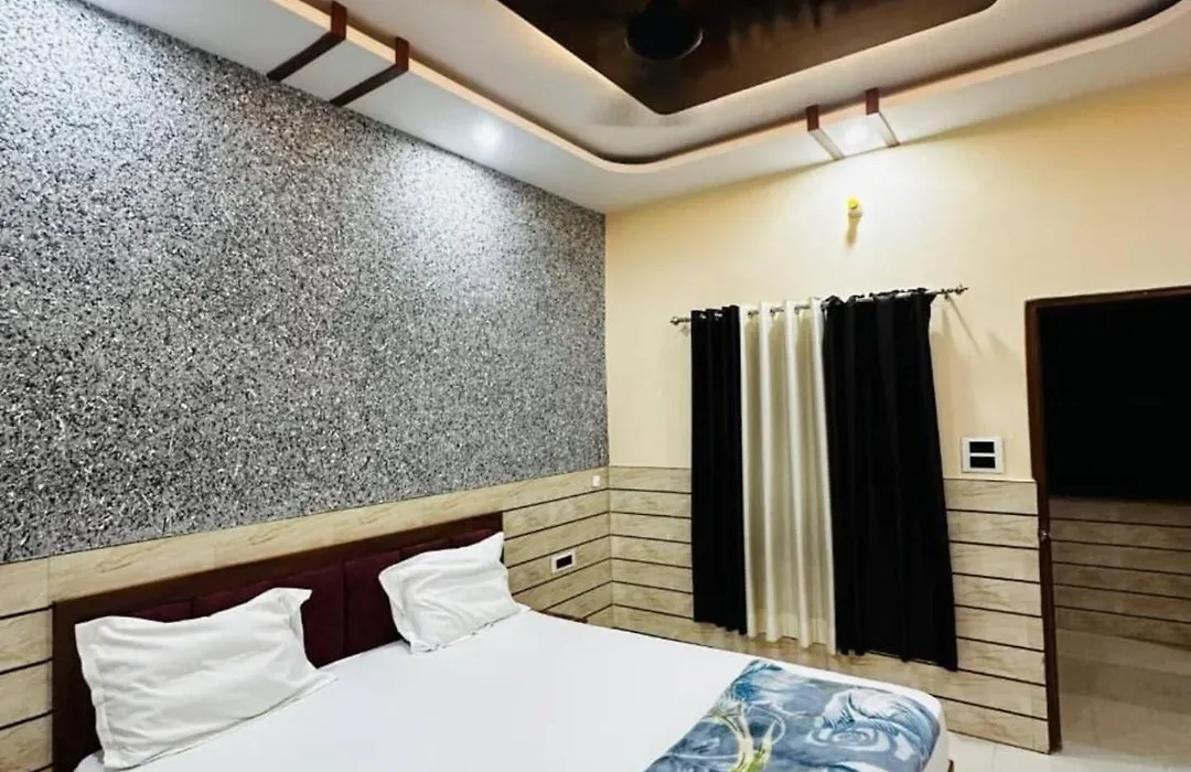Double Bed Room In Ashram Behind Iskcon Temple, Vrindavan-1