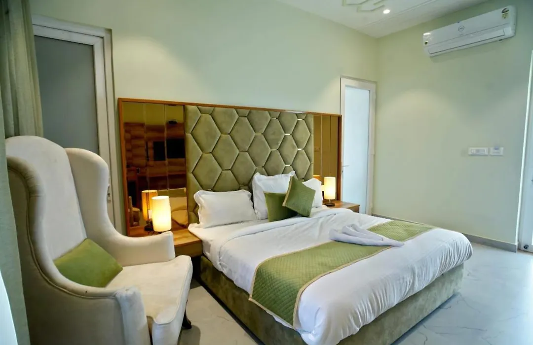 Hotel Heaven Hills-1