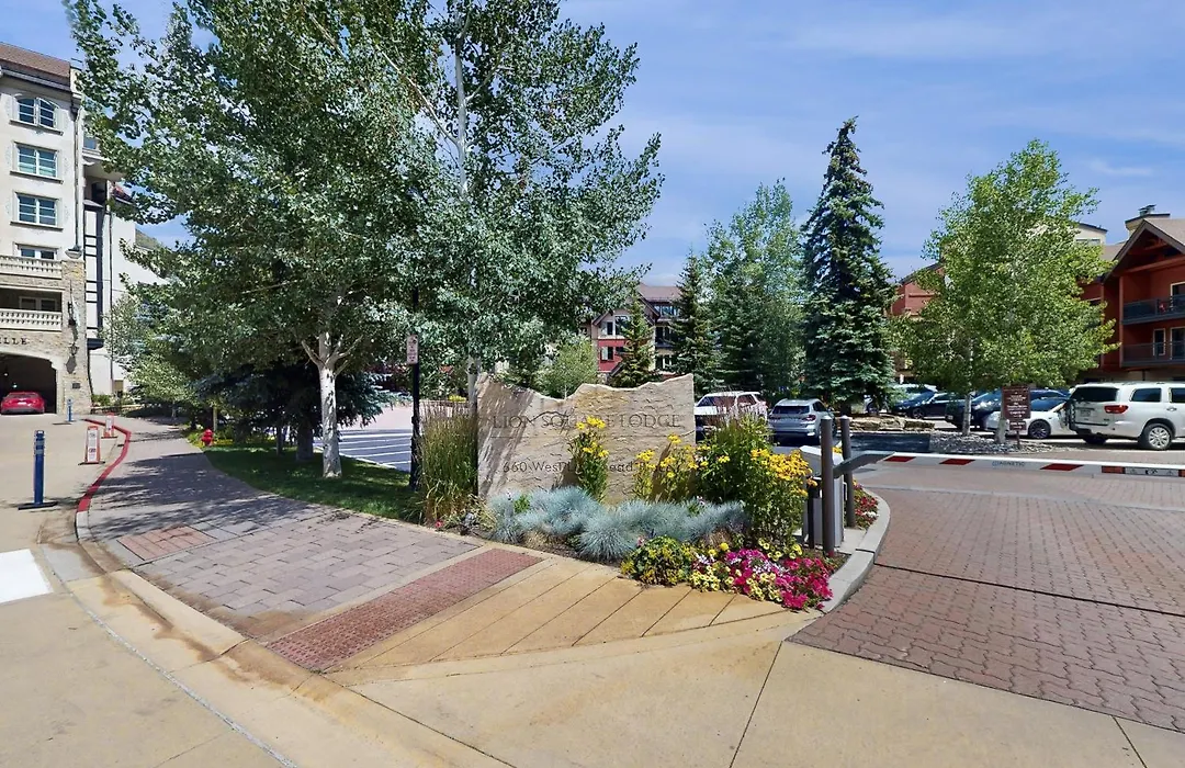 Lion Square Lodge South 466-1