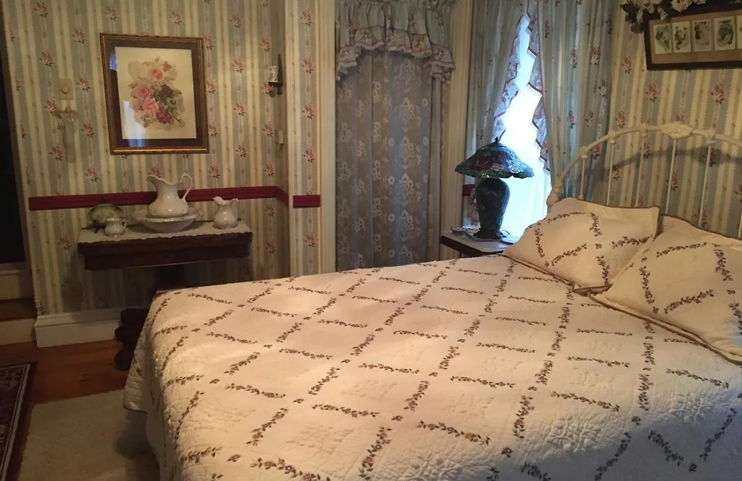 Raindrops On Roses Bed & Breakfast-1