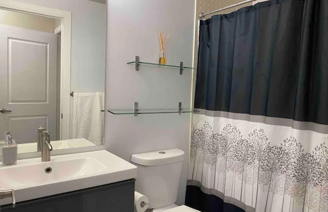 Luxurious 1 Bedroom Den, 1 Bath Condo Square One-1