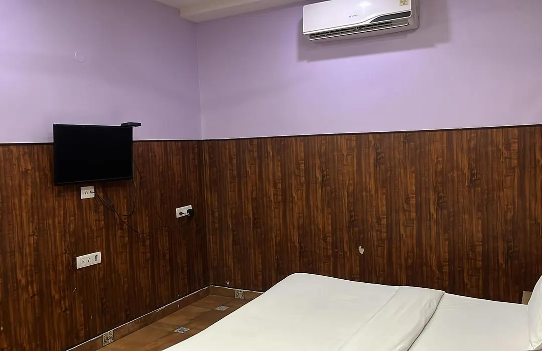 Hotel Mannat Near Shalimar Bagh Metro-1