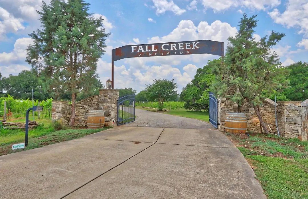 Fall Creek Vineyards Chardonnay Room-1