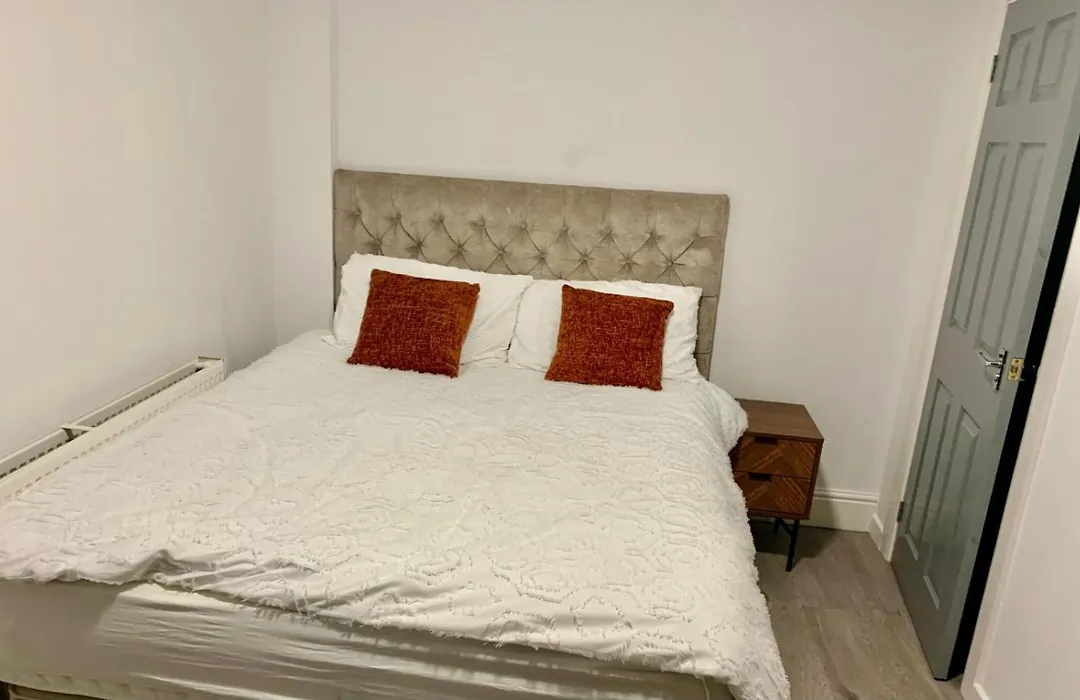 M4M Rooms- Ng8 5Np Room 1-1