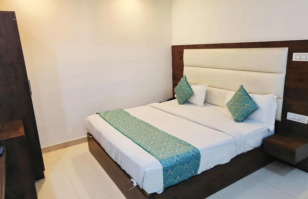 Hotel Vista Ambs Plaza A Family Hotel Near Igi Delhi Airport-1