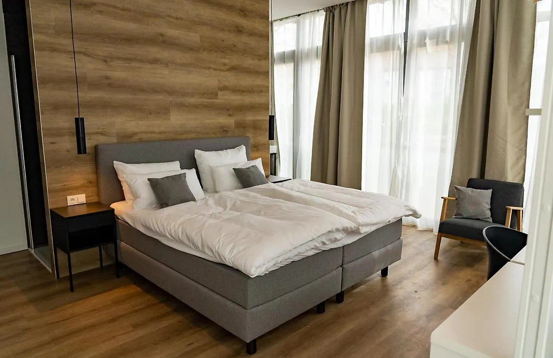 Glashaus mit 3 Gästezimmer-1