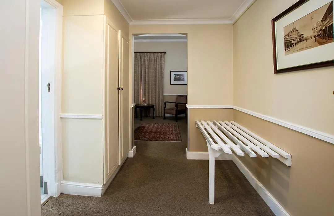 Queen'S Hotel By Bon Hotels-1