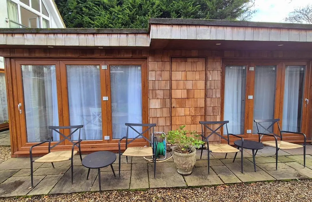 Oak Tree Rooms Ltd-1