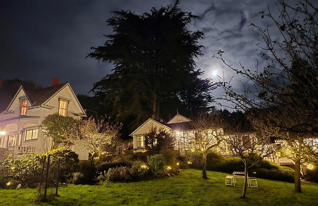 Dennen'S Victorian Farmhouse-1