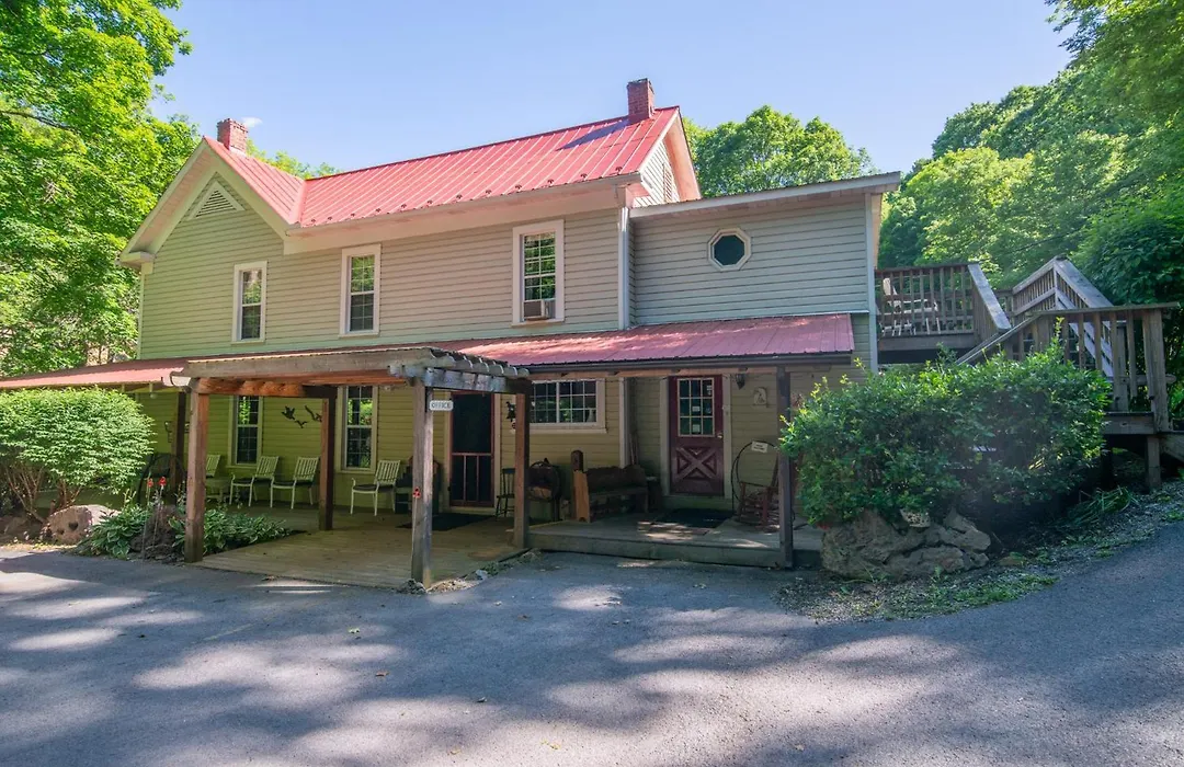 Moore House Inn & Cabins-1