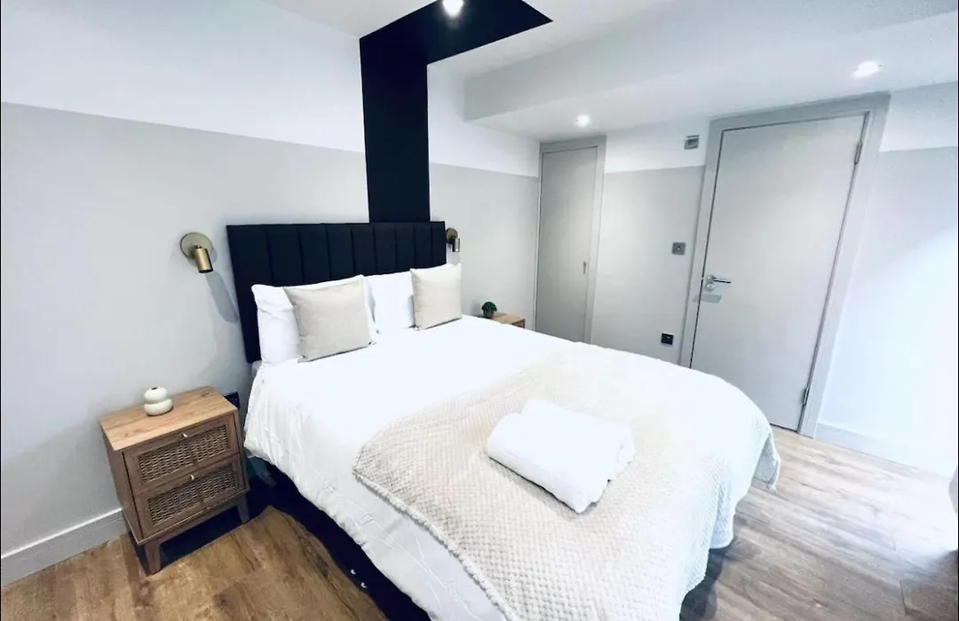 London South Charming Ensuite Look Like Hotel Designer Room-1