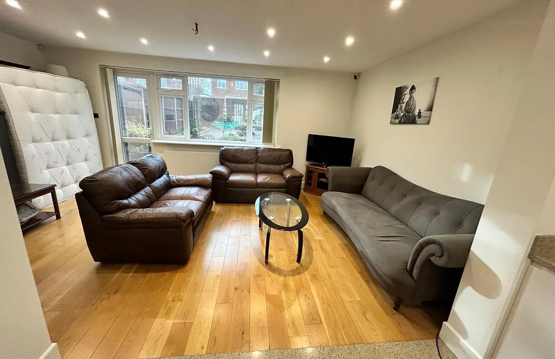 Beaconsfield House, Modern, Recently Refurbished, Self Check-In, Near Luton Airport-1