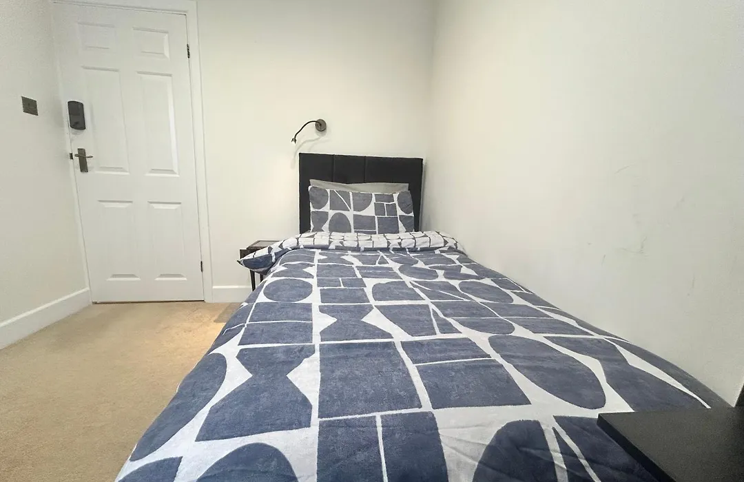Beaconsfield House, Modern, Recently Refurbished, Self Check-In, Near Luton Airport-1