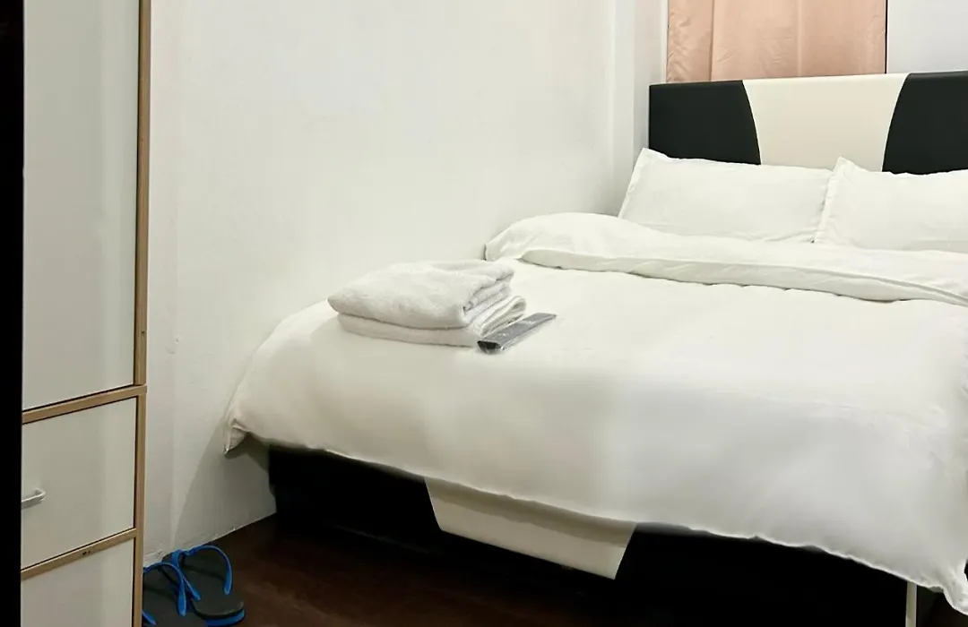 Private Room With Ac And Fan At Ekg Manila House Rental-1