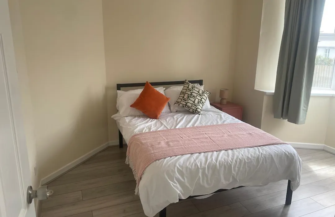 Family & Group Stay - 5-Bed Home, Parking-1