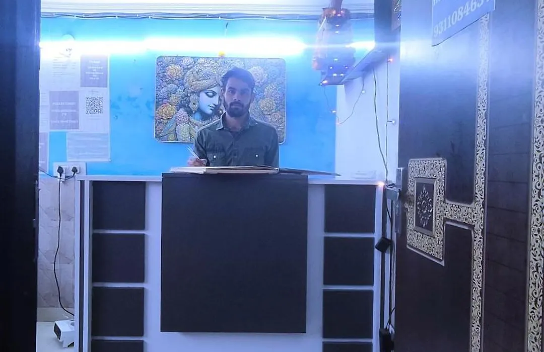 Hotel Moon Chanakyapuri Satya Niketan- Couple Friendly-1