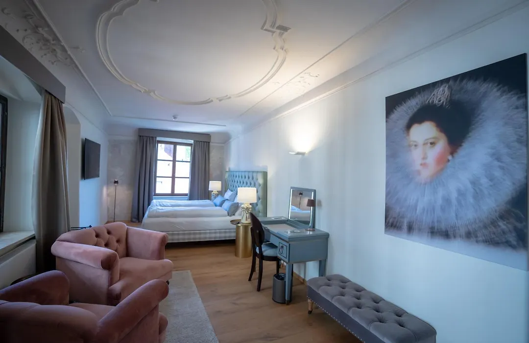 Maxim Suites By Elias Holl-1