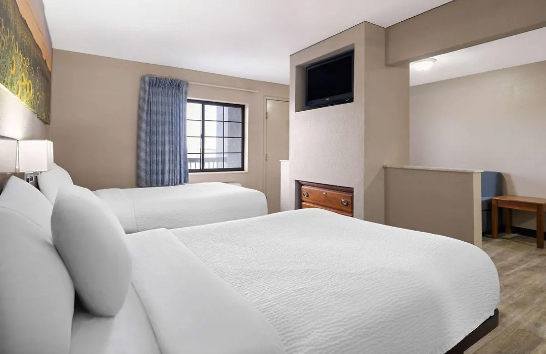 Days Inn & Suites By Wyndham Kokomo-1